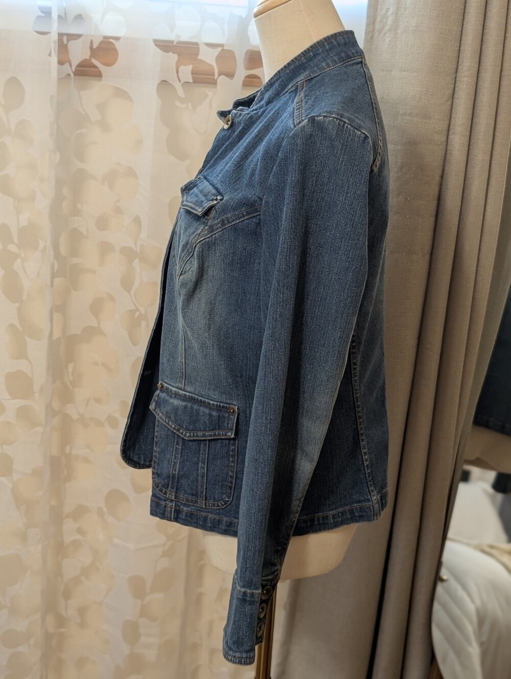 Madison & Max Women's Size Small Blue Denim Button Front Jean Jacket - Picture 11 of 13
